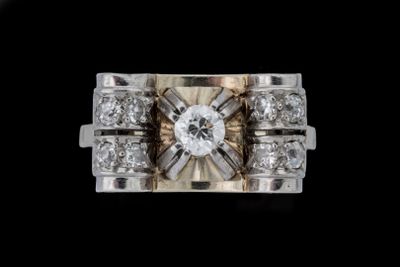 une image d'une bague en diamant sur fond noir