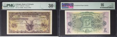 Trois types de monnaies différents sont exposés dans une vitrine