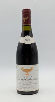 une bouteille de vin posée sur une table
