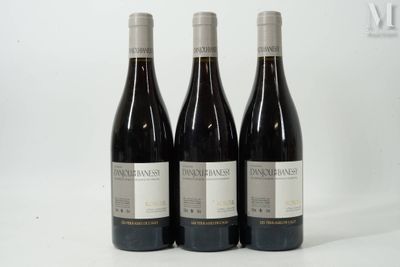 trois bouteilles de vin posées sur une table l'une à côté de l'autre