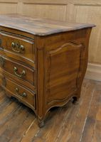 Commode galbée en bois naturel mouluré sculpté, le plateau o… (photo 3)