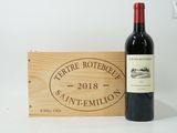 une bouteille de vin posée à côté d'une caisse en bois