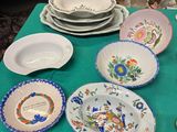 de nombreuses assiettes et bols posés sur une table recouverte d'une nappe verte