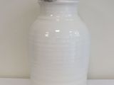 un vase blanc posé sur une table