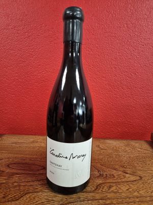 une bouteille de vin posée sur une table en bois