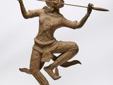 statue en bronze représentant un homme tenant un arc et une flèche à la main