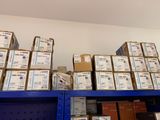 de nombreuses boîtes sur les étagères de la pièce