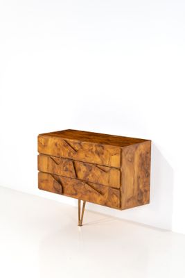 une photo d'une commode en bois à trois tiroirs