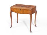 une vieille table en bois surmontée d'un tiroir