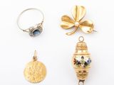 une collection de bijoux comprenant une bague, un pendentif et une broche