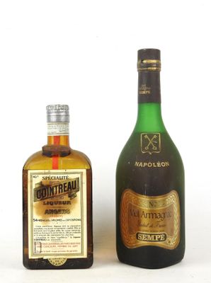 deux bouteilles d'alcool posées l'une à côté de l'autre sur une surface blanche
