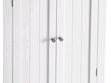 Le meuble d'angle est blanc et comporte une porte à l'avant.