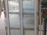 une photo d'un réfrigérateur dans un entrepôt où se trouvent de nombreuses palettes en bois