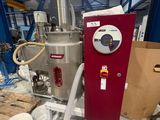 une machine qui se trouve à l'intérieur d'un bâtiment