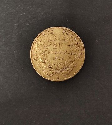 une pièce d'or sur une surface noire