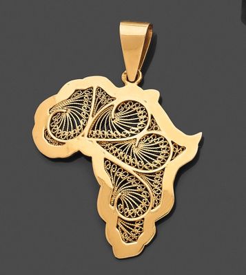 un pendentif en or sur lequel est gravée une carte de l'Afrique