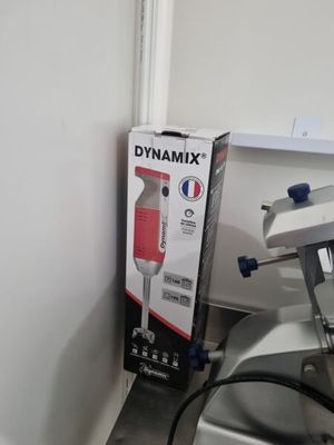 une boîte de dynamite posée à côté d'un appareil dans une cuisine