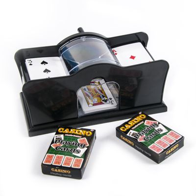 un porte-cartes noir contenant des cartes à jouer et une boîte de cartes à jouer