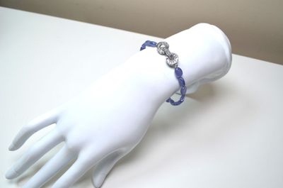 Un bracelet composé de + de 18 cts env de tanzanites cabocho…