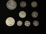 un gros plan sur un tas de pièces d'argent posées sur une surface noire