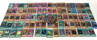 beaucoup de cartes sur la table avec beaucoup d'entre eux