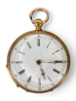 une montre de poche en or avec des chiffres romains sur le cadran