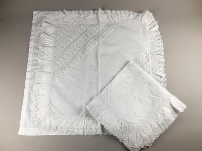 deux serviettes blanches et une serviette blanche sur une table