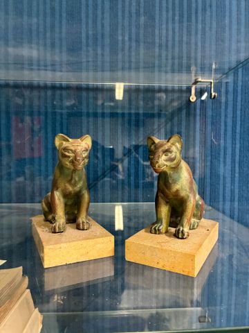 Paire de serre-livres à décor de lionceau en régule sur socle min...