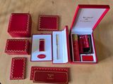 une boîte rouge contenant un stylo, posée sur une table