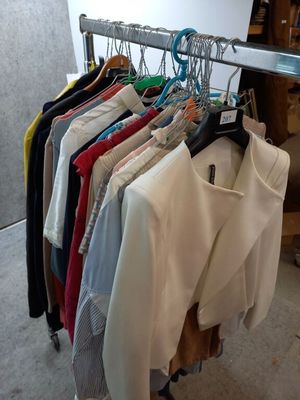 Environ 30 vêtements pour femmes dont chemisiers, manteaux, … - Photo 1