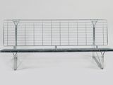 banc en fil métallique avec structure et pieds en métal, sur fond blanc
