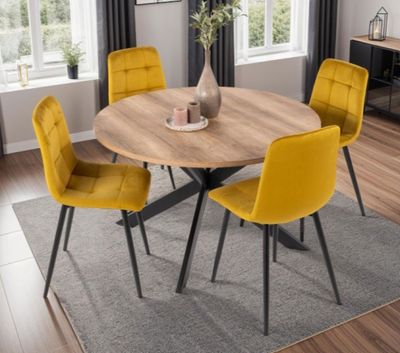 une table à manger avec des chaises jaunes et un vase posé dessus