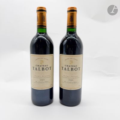 deux bouteilles de vin rouge posées l'une à côté de l'autre sur une surface blanche