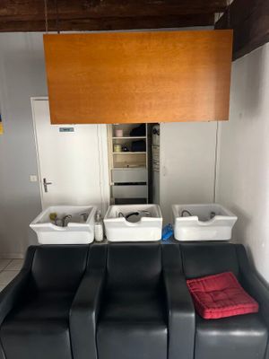 trois fauteuils en cuir noir dans une petite pièce