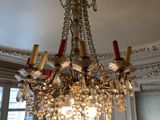 un lustre suspendu au plafond d'une pièce