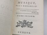 un livre ouvert sur une table, avec un autre livre en arrière-plan