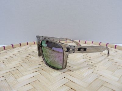 une paire de lunettes de soleil posée sur un panier en osier