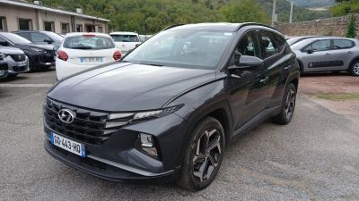 une Toyota RAV noire garée sur un parking