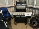une photo représentant un barbecue et une chaise dans un garage
