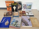 de nombreux livres posés sur une table