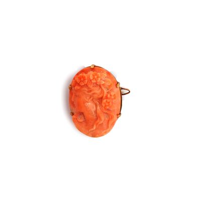 une image représentant un pendentif en corail sculpté sur fond blanc