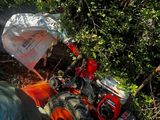 un tas d'ordures par terre, à côté d'une borne d'incendie