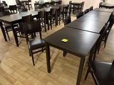 des tables et des chaises dans une grande pièce avec un sol en bois sur une grande surface
