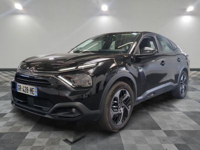 la voiture noire est garée dans le garage sur un sol en damier