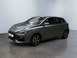 Une voiture grise est garée dans une pièce aux murs blancs.