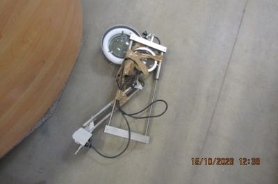 un robot posé par terre à côté d'une table