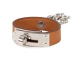 bracelet en cuir avec un fermoir en métal et une chaîne, sur fond blanc