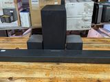 une table en bois sur laquelle sont posés des haut-parleurs et des boîtes