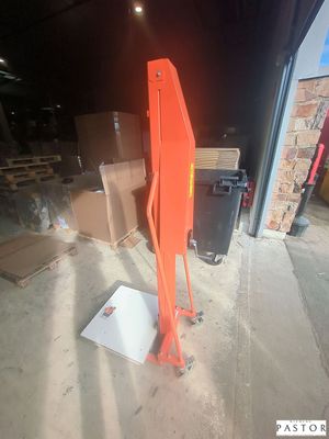une grande grue orange garée dans un garage