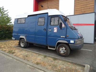 une camionnette bleue garée devant un immeuble